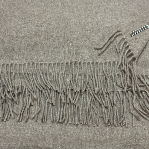 Alicia Adams Alpaca Throw, Tan, mint condition like new - Picture 4 of 4